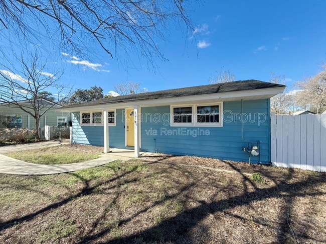 Building Photo - 1214 Hawthorne Cir