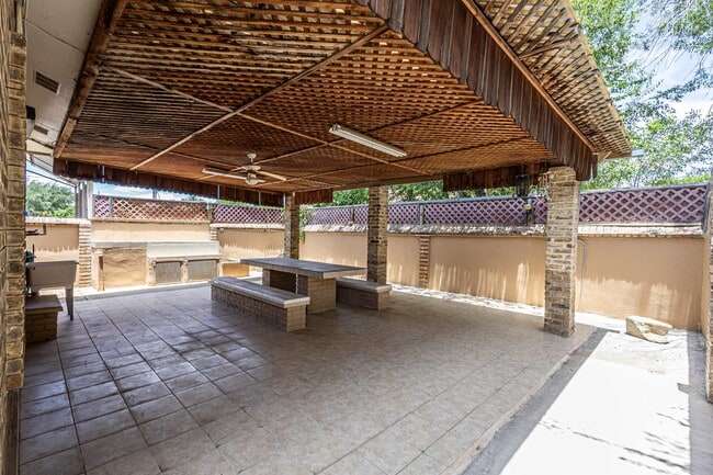 Building Photo - 2006 Piedra China St