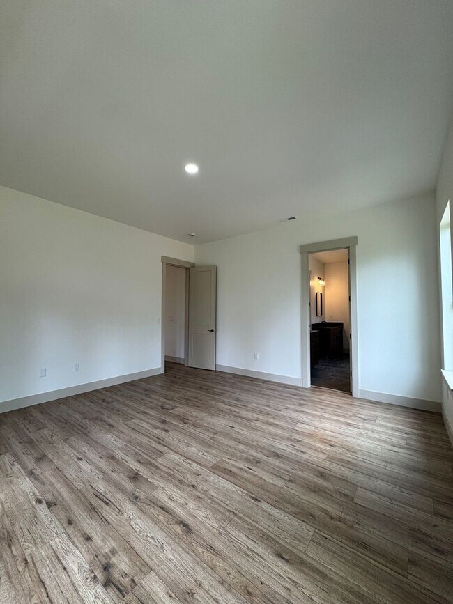 Building Photo - Luxury Rural Home Close to Town for Lease