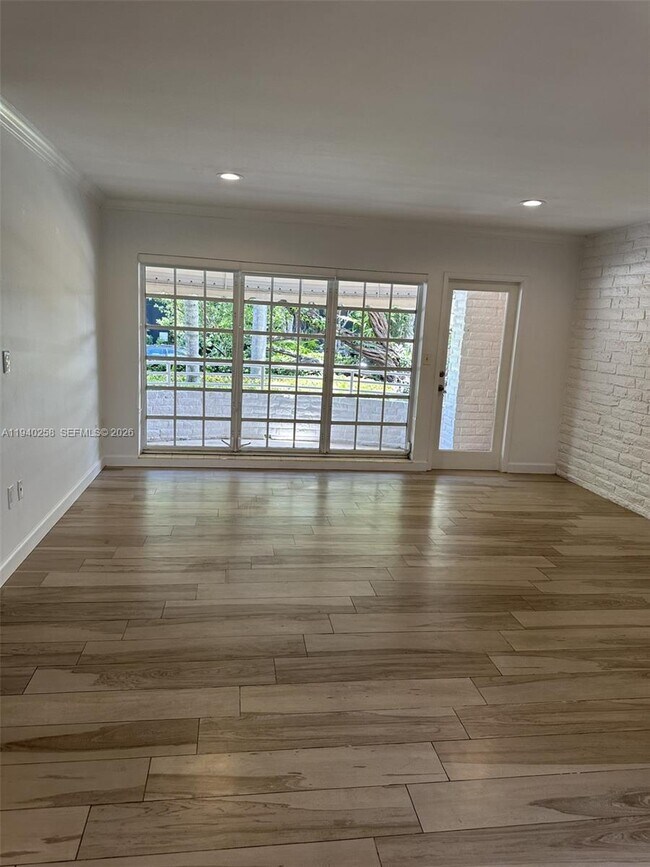 Building Photo - 60 Park Dr