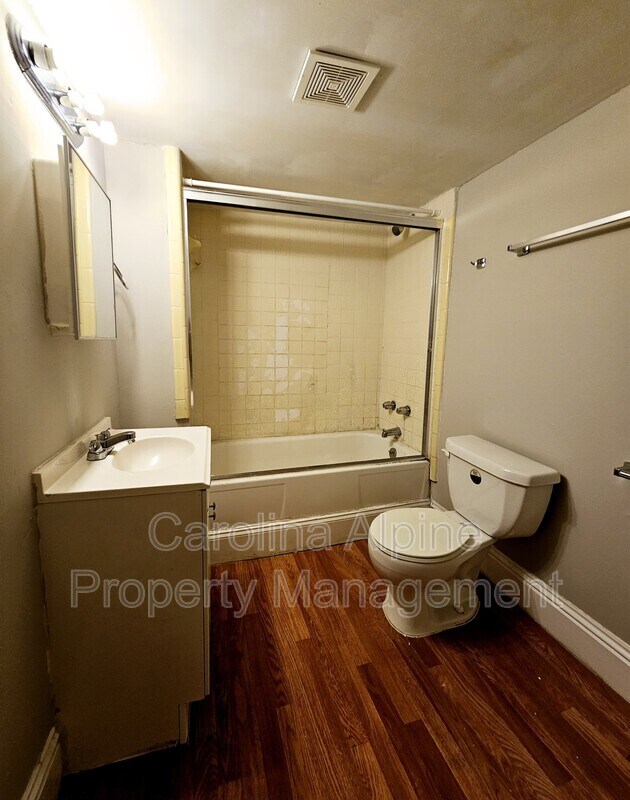 Building Photo - 1003 Locke St
