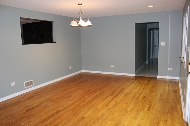 Building Photo - 10 Crestview Dr