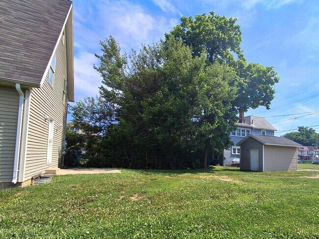 Building Photo - 4 Bed / 2 Full Bath House with Attached Garage — Brand-New Appliances - Built 2006