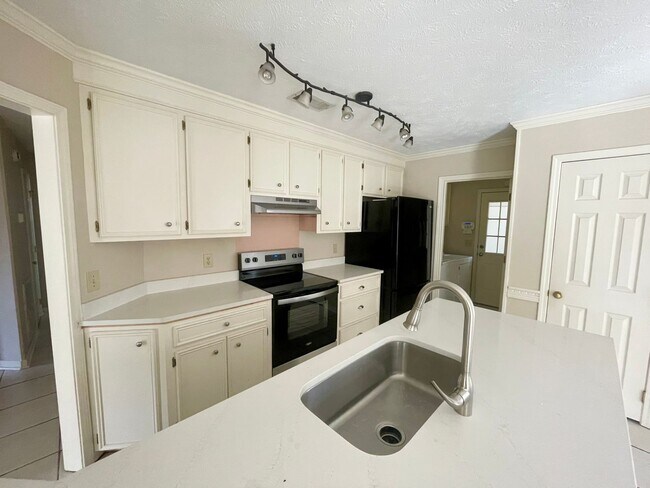 Building Photo - *MOVE IN SPECIAL* 3/2 Available for Rent in Madison! Cobblestone Subdivision