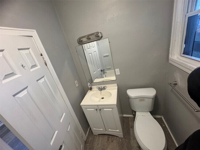 Building Photo - 46 Lake Ave