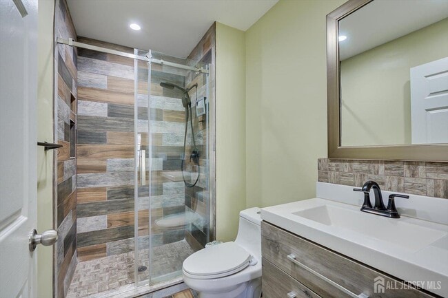 Building Photo - 160 Vasser Dr