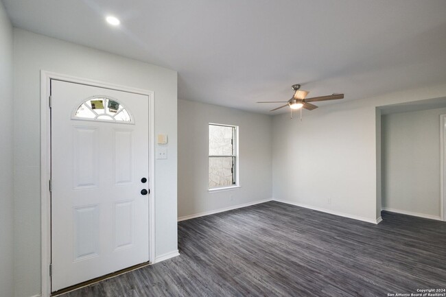 Building Photo - Beautiful, fully remodeled 3 bedroom, 2.5 ...