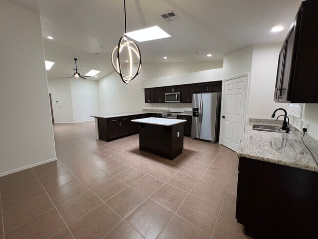 Building Photo - VERY NICE 3 BEDROOM IN DESERT SKY!