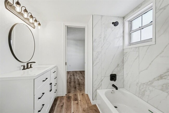 Building Photo - 8828 Bay Pointe Dr