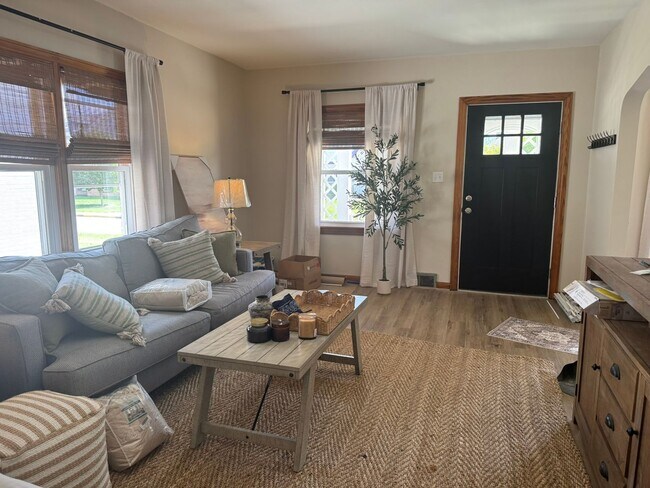 Building Photo - COMING SOON | Fully Furnished 4BR Student Home | All Utilities Included | Walk to UE