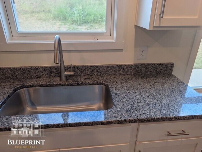 Building Photo - 2024 build, great neighborhood, stainless appliances, granite countertops!