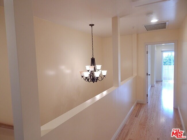 Building Photo - 2018 Hillcrest Dr