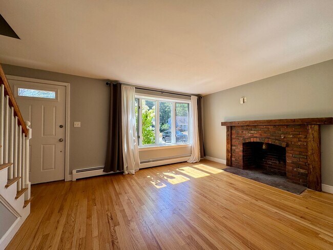 Building Photo - $3,195 Spacious 4BD/2BA Home w/Fenced Back...