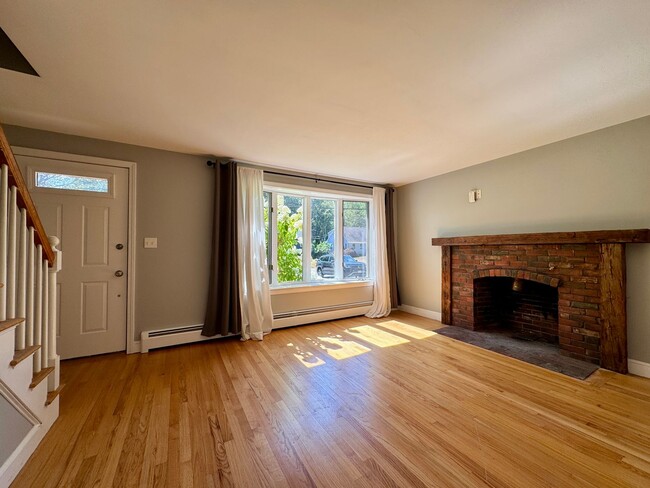 Building Photo - $3,195 Spacious 4BD/2BA Home w/Fenced Backyard | Available Now