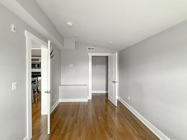 Building Photo - 468 Salem St