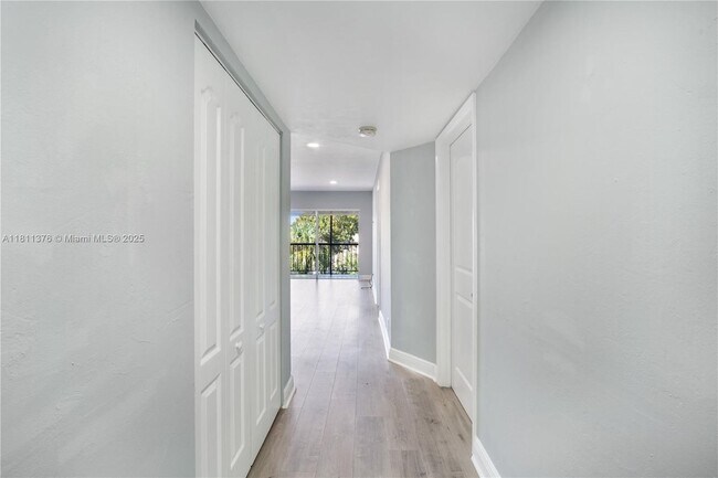 Building Photo - 13707 Kendale Lakes Cir