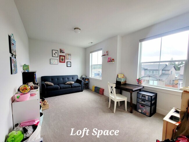 Building Photo - Spacious, Modern and Immaculate 4 bedroom, Convenient Location in Poulsbo
