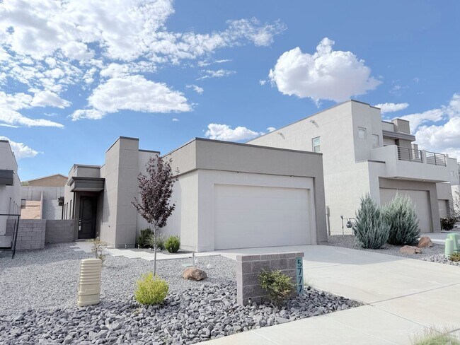 Building Photo - Beautiful 3 bed 2 bath home in Enchanted Hills area of Rio Rancho. Refrigerated Air! Near Hwy 550