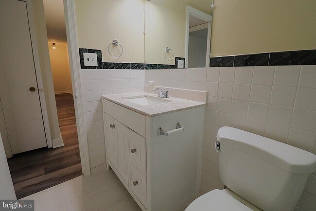 Building Photo - 6010 Westchester Park Dr