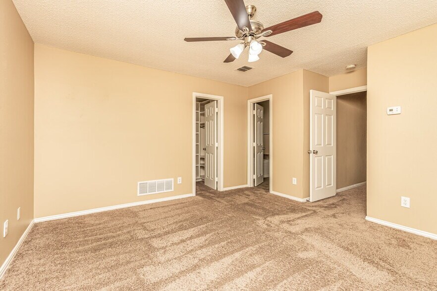 Building Photo - 520 Picketts Dr