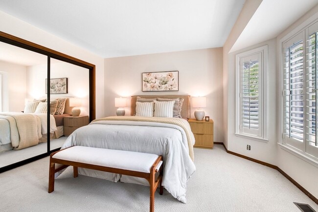 Building Photo - 8 Racquet Ct