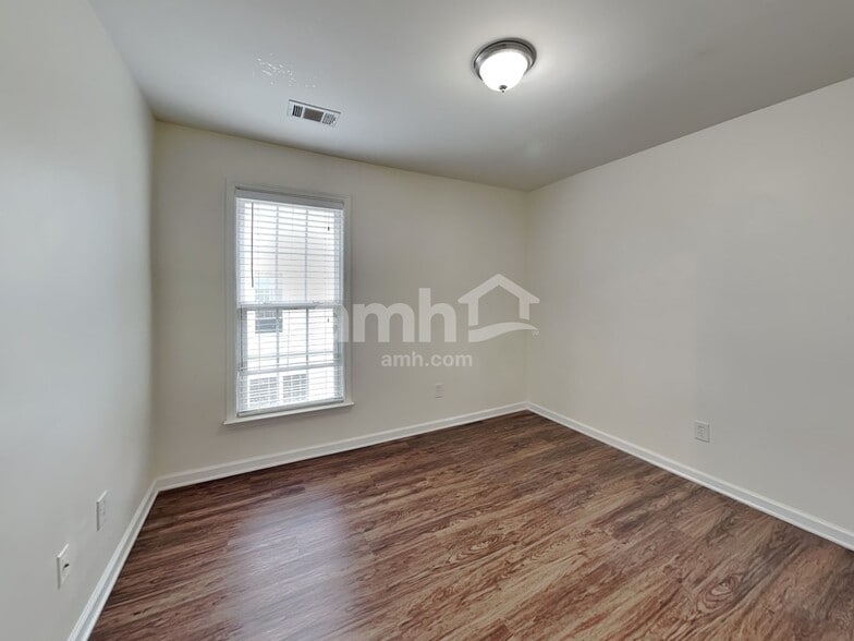 Building Photo - 325 Balaban Cir