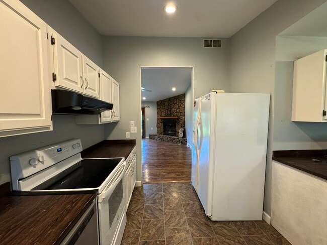 Building Photo - 3 Bedroom house