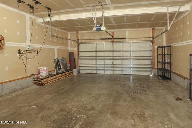 Building Photo - 215 Bonanza Dr