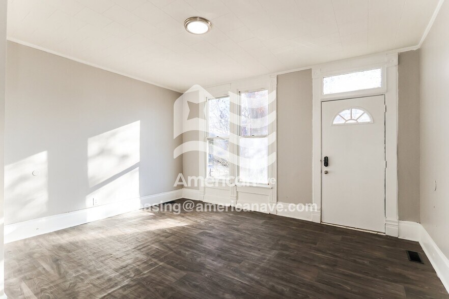 Building Photo - 2327 Duncan St