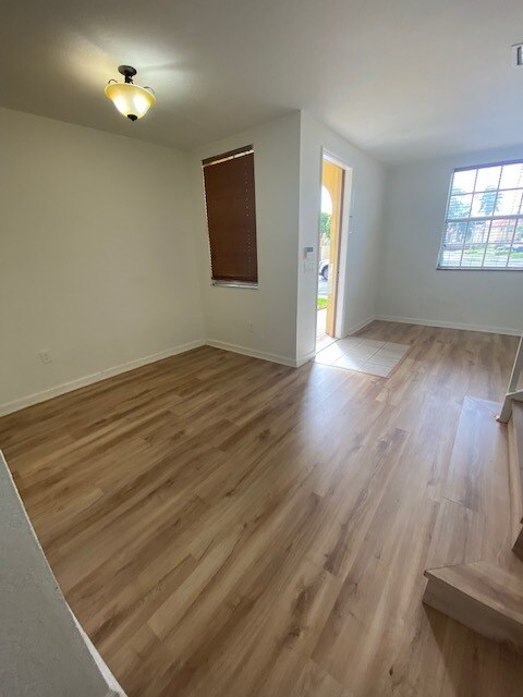 Building Photo - 1420 NE 33rd Ave