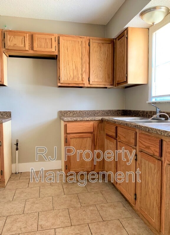 Building Photo - 673 S Greer St