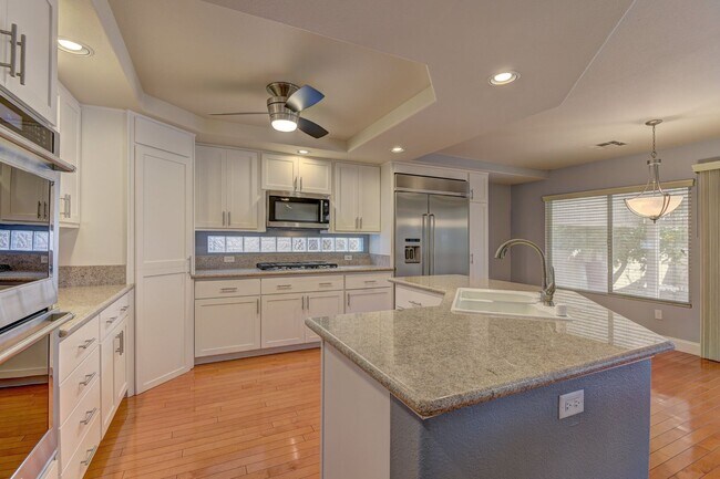 Building Photo - 5 bed / 3 bath / 3 car with Pool & Spa