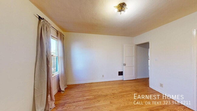 Building Photo - 842 E Walnut Ave