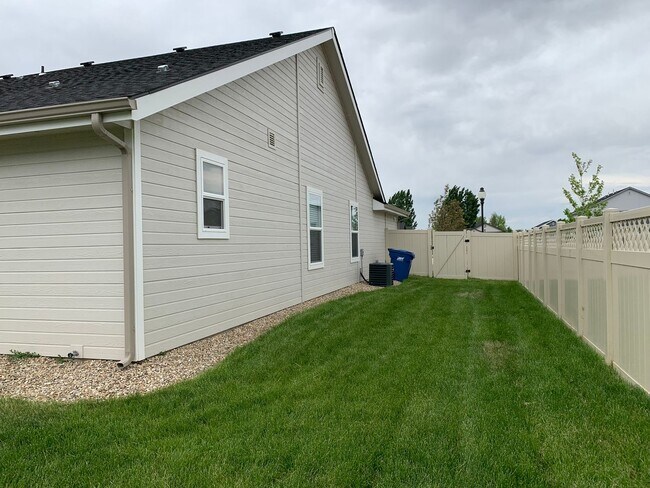 Building Photo - Beautiful new 3 bed 2 bath home in a quiet Star neighborhood.