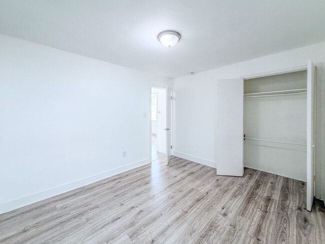 Building Photo - 2 Bed 1 Bath Beach House | Inboard | Silve...