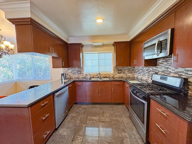 Building Photo - 3Bd 2Ba House in Hawthorne w/backyard 2 car garage