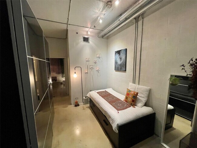 Building Photo - 444 N E St