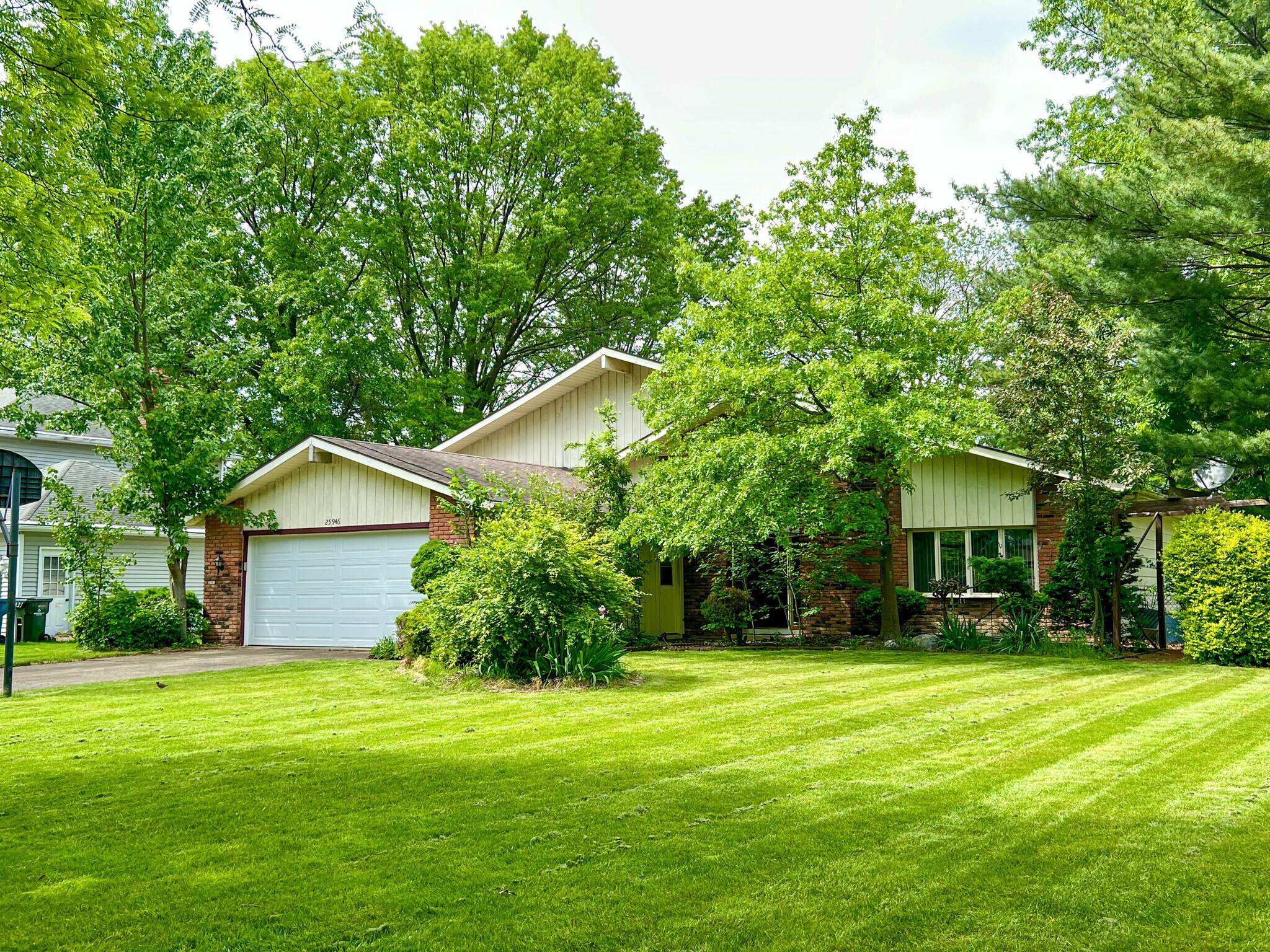 Building Photo - 25946 Tallwood Dr