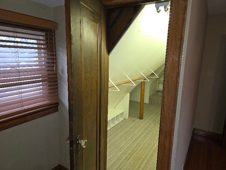 Building Photo - 727 S Rotherwood Ave