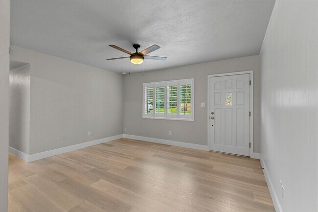 Building Photo - Beautifully Renovated 3 Bedroom 1 Bath Home on Large Corner Lot