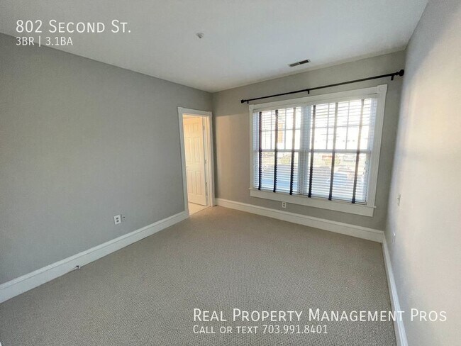 Building Photo - 802 Second St.-