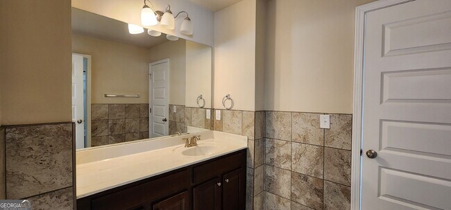 Building Photo - 525 Twelve Oaks Dr