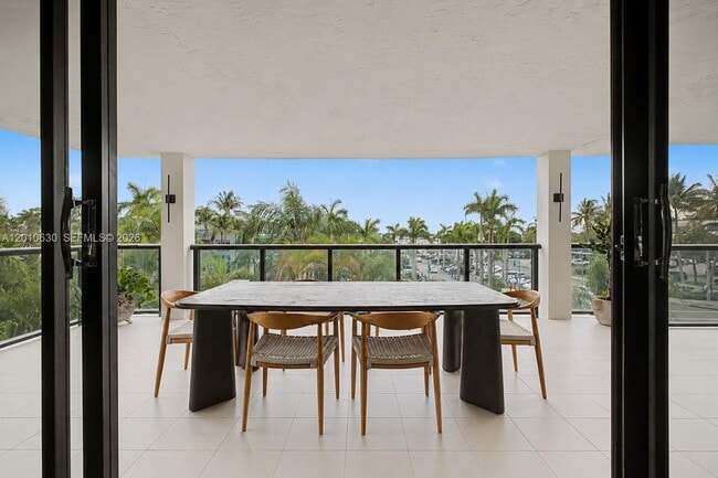 Building Photo - 2575 S Bayshore Dr