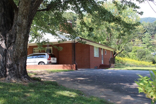 Private drive - 133 Rockdale Ave