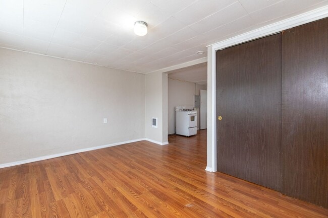 Building Photo - 9041-9049 NE Sandy Blvd