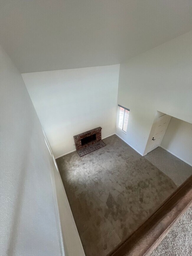 Building Photo - 613 Santa Paula St