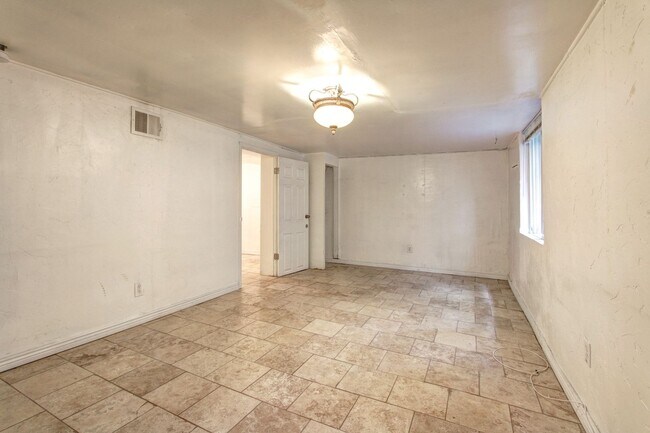 Building Photo - 2237