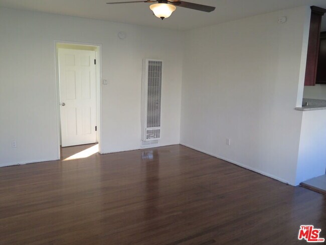 Building Photo - 833 N Kingsley Dr