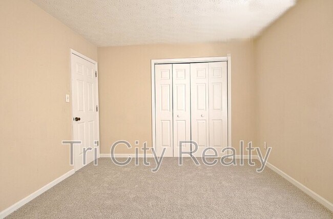 Building Photo - 220 Meadowbrook Ct