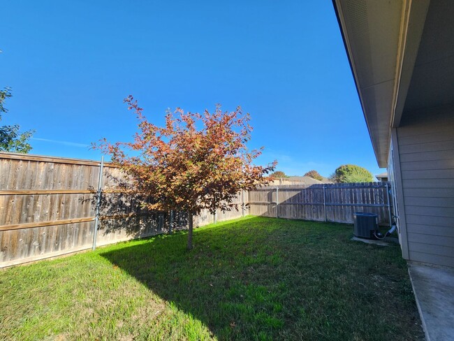 Building Photo - 3/2/2  Located between New Braunfels & Seg...